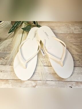 Old Navy nwt size 10 womens Classic white flip flops sandals